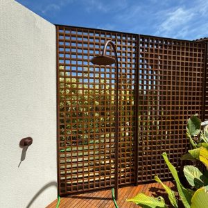 chuveiro externo de piso acqua curve marrom corten